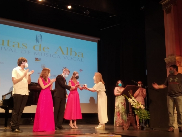 Entrega de los premiados a los ganadores en el teatro de Alba de Tormes