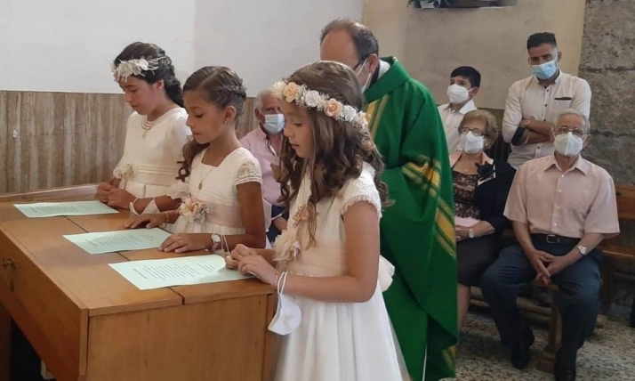 Foto 5 - Tres ni&ntilde;as m&aacute;s comulgan por primera vez en la Parroquia de San Andr&eacute;s  