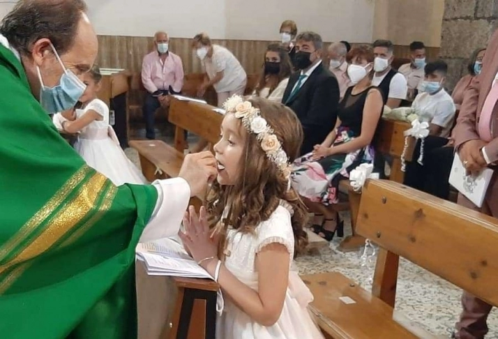 Foto 6 - Tres ni&ntilde;as m&aacute;s comulgan por primera vez en la Parroquia de San Andr&eacute;s  