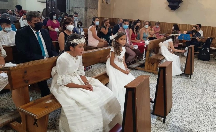 Foto 4 - Tres ni&ntilde;as m&aacute;s comulgan por primera vez en la Parroquia de San Andr&eacute;s  