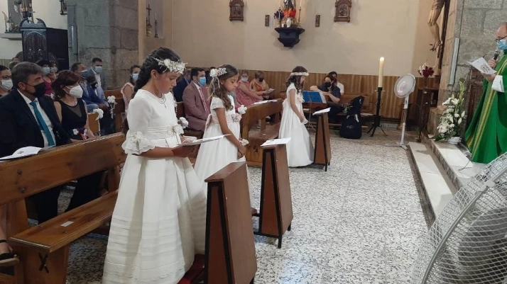 Foto 3 - Tres ni&ntilde;as m&aacute;s comulgan por primera vez en la Parroquia de San Andr&eacute;s  