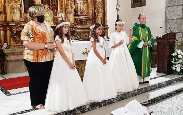 Foto 8 - Tres ni&ntilde;as m&aacute;s comulgan por primera vez en la Parroquia de San Andr&eacute;s  