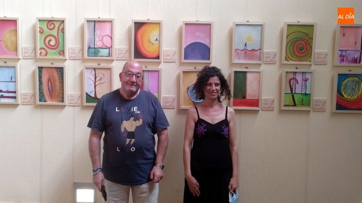 La ilustradora Reyes López y el poeta Fernando de Castro en la inauguración de la exposición