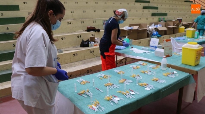 La vacunación comenzará a las 9.40 horas con los nacidos en 1982 / CORRAL