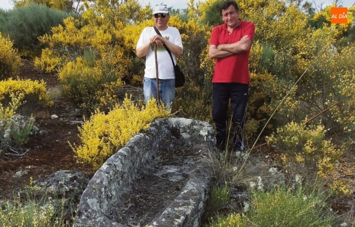 El concejal de Cultura del Ayuntamiento de Masueco, Benjamín Egido (iz.), y un vecino de la localidad junto a la Cuna del Moro
