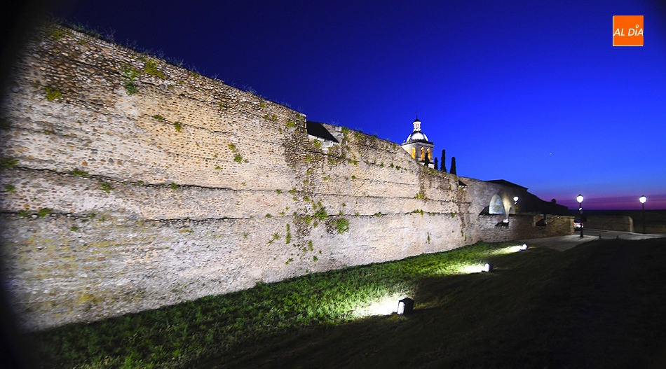 La iluminación artística vuelve a lucir en una de las entradas a la zona amurallada