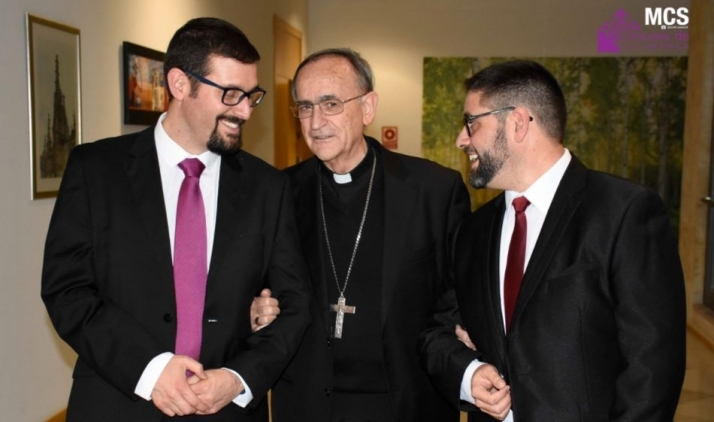 Alfonso Hernández, de 35 años, y Ciriaco García, de 33, junto al obispo de Salamanca, Carlos López. Foto de Óscar García - Diócesis de Salamanca