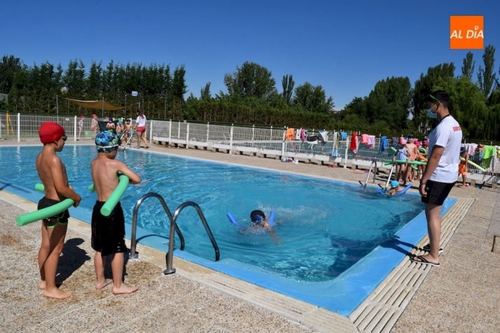 Curso de natación en las piscinas municipales de Alba de Tormes / Pedro Zaballos