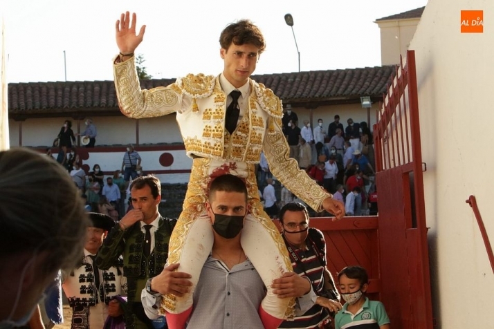Antonio Grande destaca en la plaza de Guijuelo cortando 3 orejas - Fotos: Iván González