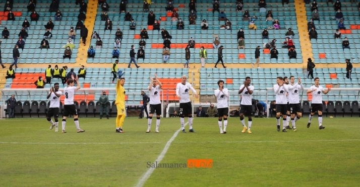 Jugadores del Salamanca UDS antes de uno de los partidos de la pasada campaña. Foto de Lydia González