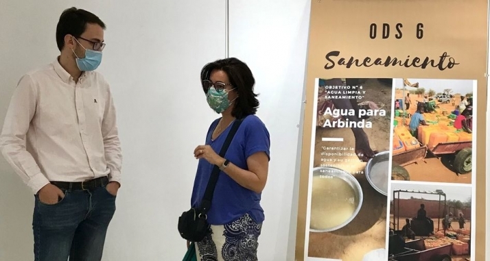 El concejal de Juventud, Ángel Fernández, destacó durante la inauguración de la muestra que su objetivo es mostrar los valores de la solidaridad, el bien común y la dignidad humana