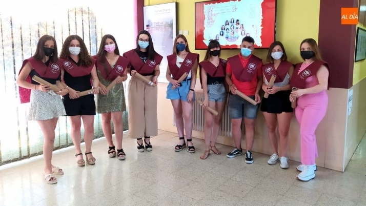 Nueve de los 13 graduados de la promoción 2020 acudieron a recibir su título y orla
