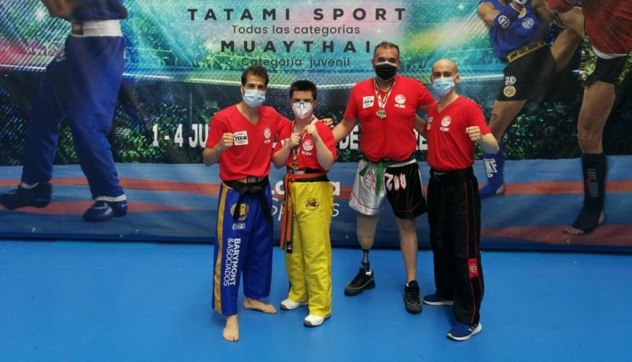  Sergio Ramajo y José Óscar Gómez muestran sus medallas, junto a sus preparadores