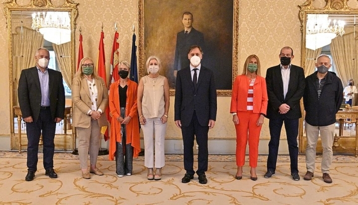 El alcalde de Salamanca, Carlos García Carbayo, y la junta directiva provincial de la Asociación Española Contra el Cáncer (AECC)