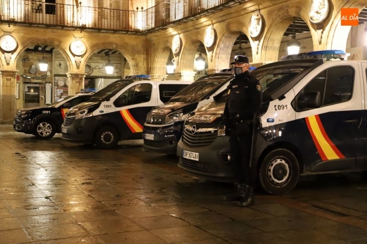 Foto de archivo de la presencia policial en la Plaza Mayor durante el estado de alarma