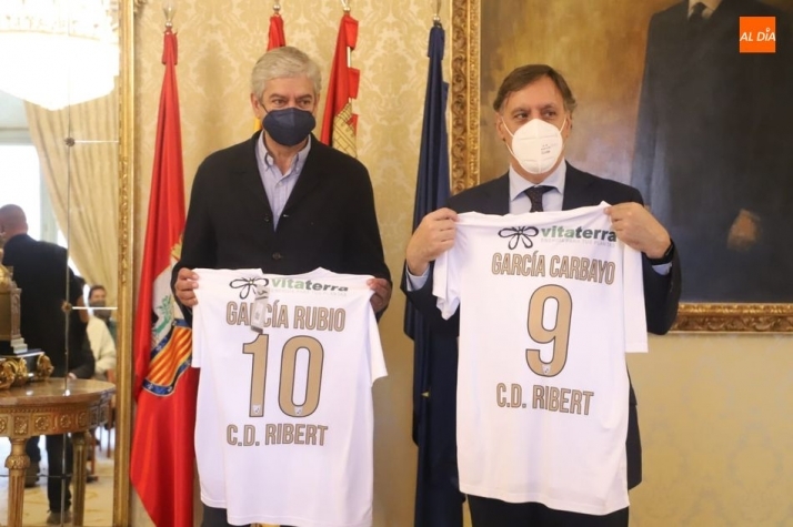 El alcalde de Salamanca, Carlos García Carbayo, y el concejal de Deportes, Javier García Rubio, recibieron sendas camisetas del CD Ribert