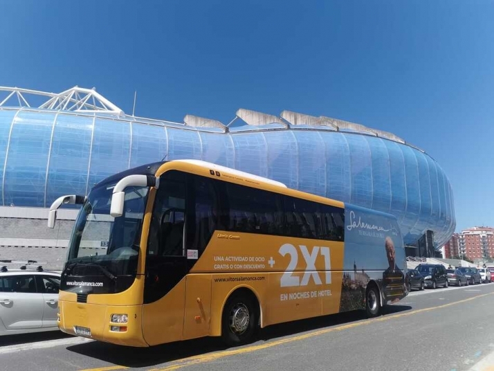 El bus promocional de la campaña 2x1, Salamanca te regala el doble, en San Sebastián