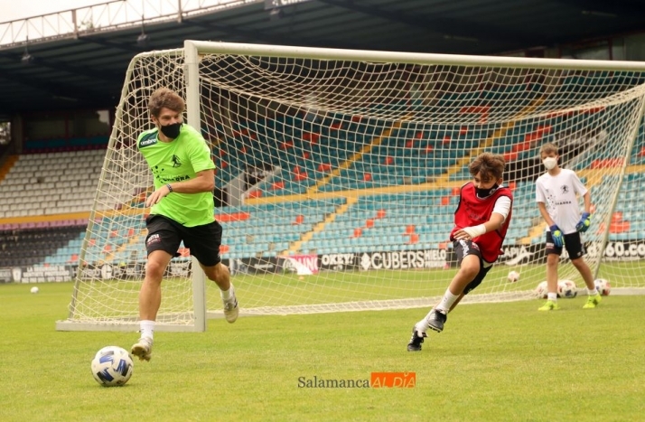 Antonio Amaro, en el Helmántico, junto a algunos de los participantes en su campus. Foto de Lydia González