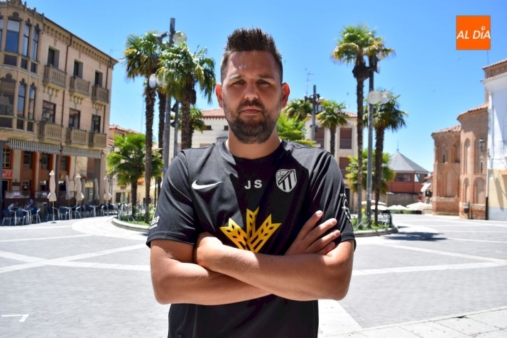 Javi Sierra en la Plaza Mayor de Alba de Tormes / Pedro Zaballos
