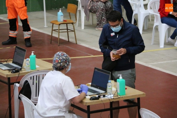 Los nacidos entre 1976 y 1981 reciben en Vitigudino la pauta completa de Pfizer  