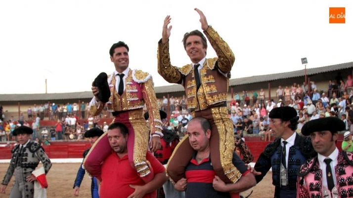 El Cordobés con Fran Rivera en su salida a hombros en 2017 en Vitigudino / CORRAL