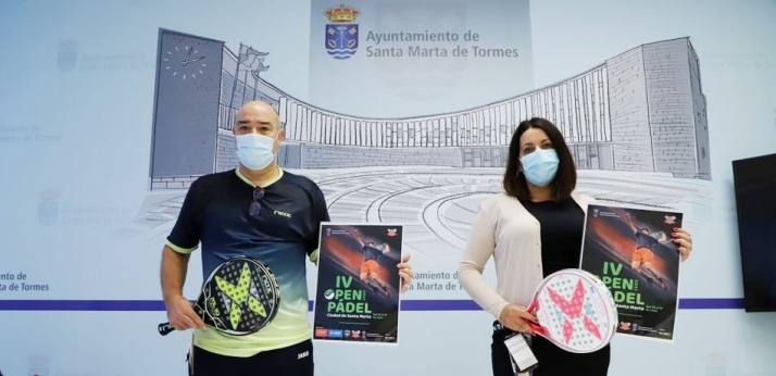 El presidente del C.D. Futpal de Santa Marta, José Luis Revilla, y la concejala de Deportes, Silvia González, en la presentación de este torneo