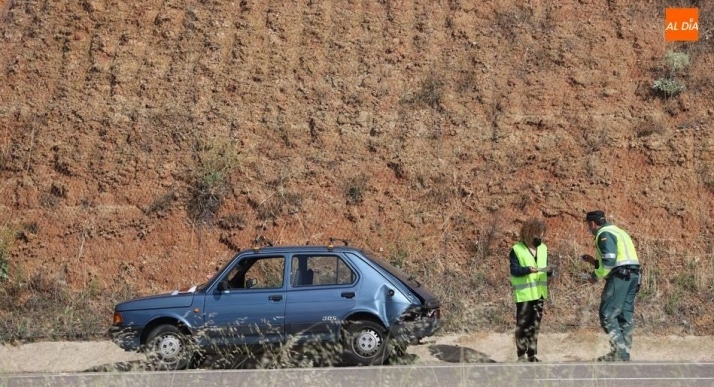 Uno de los vehículos afectados por este accidente en la rotonda de la N-630, cerca del Helmántico