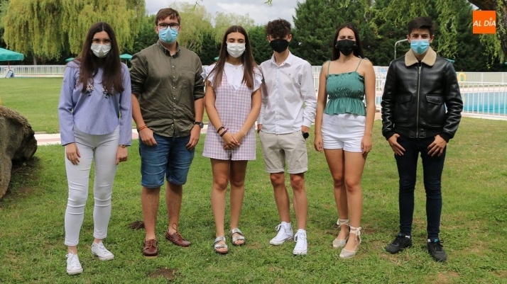 De iz. a der., Teresa Crespo, Juan Miguel Gómez, Lucía Sánchez, Marcos Martín, América Calles y Manuel González / CORRAL