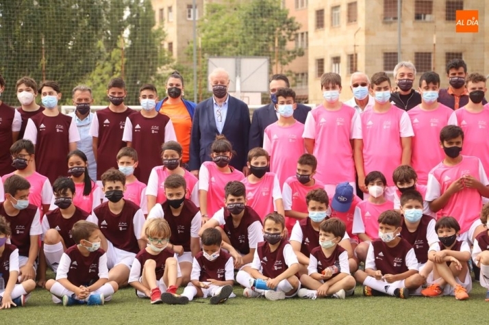 Encuentro de Vicente del Bosque con los menores que participan en el campus que lleva su nombre. Foto de Lydia González