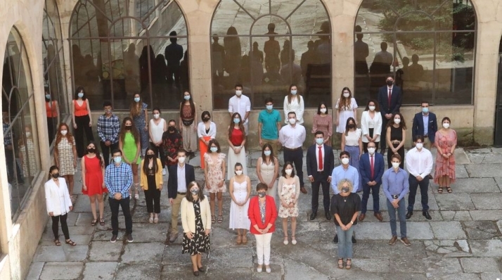 Los premiados se han fotografiado en el Patio de la Secuoya junto con las autoridades académicas