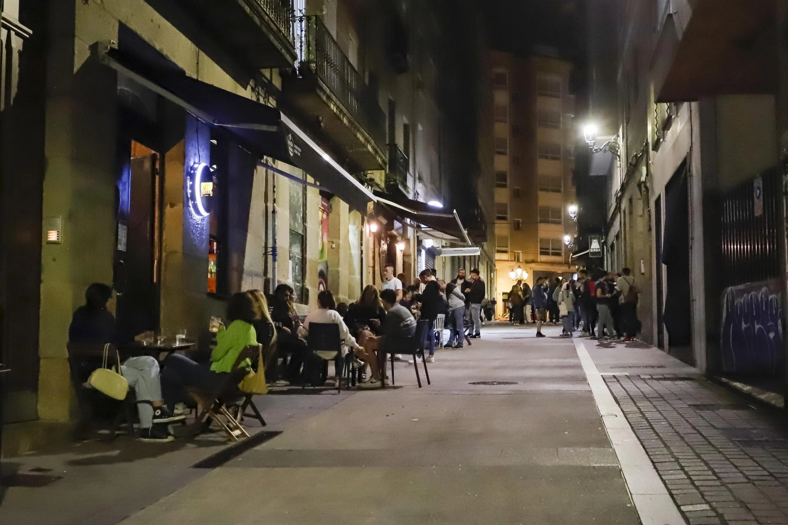 Varias terrazas con clientes durante la primera noche de la reapertura del ocio nocturno con condiciones en Galicia. Foto: EP