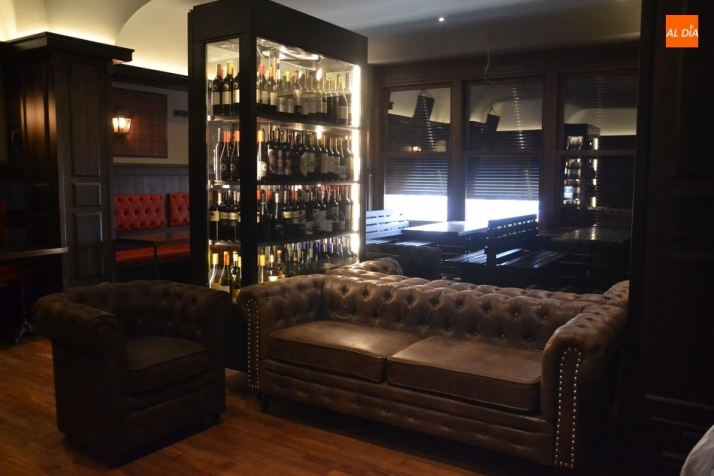 Un avance de la imagen del local, presidido por una cava de vinos refrigerada