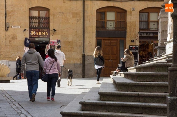 Varias personas paseando por el centro de la ciudad en una imagen de archivo