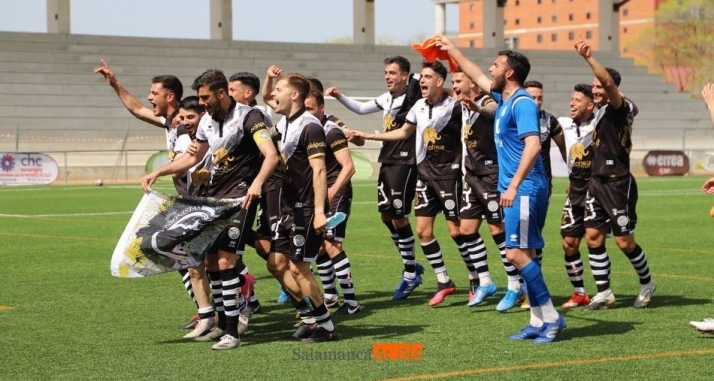 Jugadores de Unionistas celebrando el ascenso a Primera RFEF, que se lograba el 28 de marzo ante el Racing Ferrol