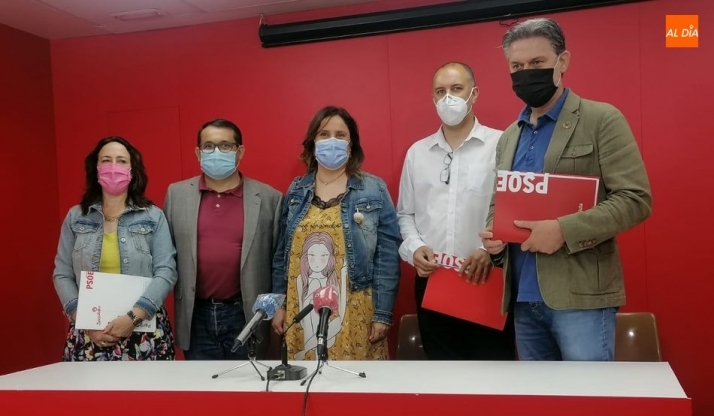 El coordinador de Medio Ambiente del Grupo Socialista en las Cortes de Castilla y León, José Luis Vázquez, junto a los procuradores Rosa Rubio y Juan Luis Cepa,  Monterrubio de   David Matute, alcalde Monterrubio de Armuña. Foto de Lydia González