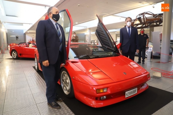 La exposición, inaugurada por el alcalde de Salamanca, Carlos García Carbayo, cuenta con modelos de marcas prestigiosas | FOTOS: Lydia González