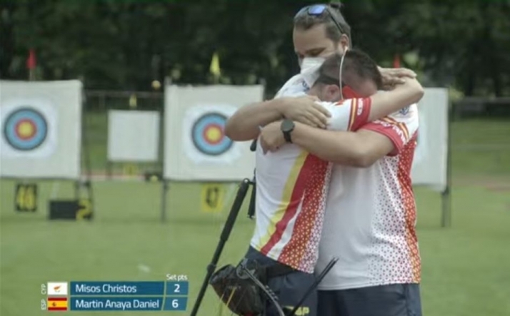 Daniel Martín Anaya celebrando el título con su entrenador. Foto @RFETA
