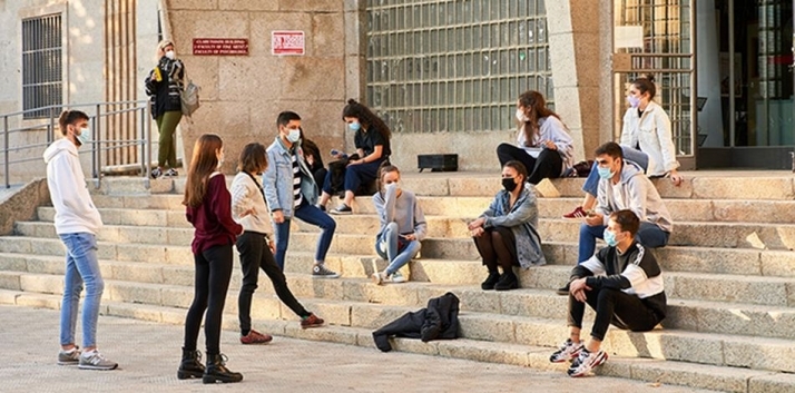 Estudiantes con mascarilla junto a las Facultades de Bellas Artes y Psicología