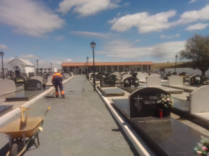 Trabajo de los operarios municipales en el cementerio de Alba de Tormes
