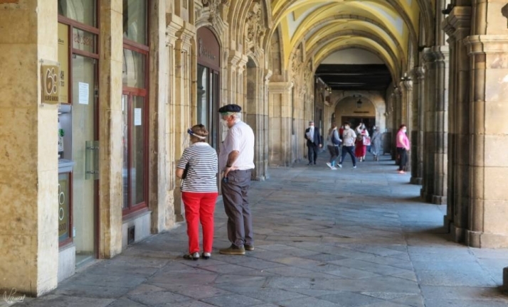 Dos personas pasean por la Plaza Mayor de Salamanca
