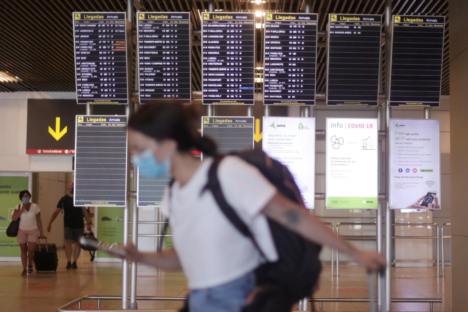 Una mujer camina con su equipaje en la terminal T1 del Aeropuerto de Madrid. Foto: EP