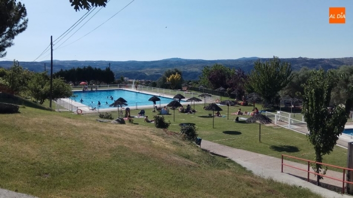 Otro de los atractivos de las piscinas de Villarino es el paisaje en el que se enmarcan / CORRAL