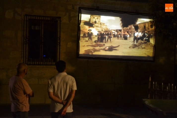 Foto 6 - Estrenadas las proyecciones callejeras de cortos en torno a la Guerra de la Independencia  