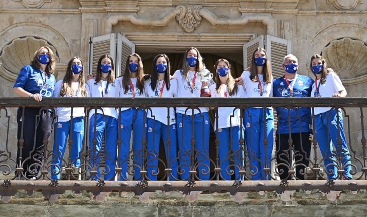 Jugadoras del junior del Avenida en el balcón del Ayuntamiento