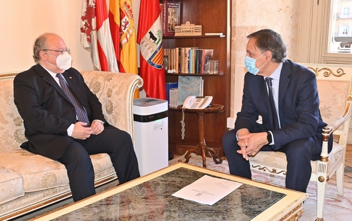 Encuentro del alcalde de Salamanca, Carlos García Carbayo, y el presidente del Consejo Económico y Social (CES) de Castilla y León, Enrique Cabero, en el Ayuntamiento