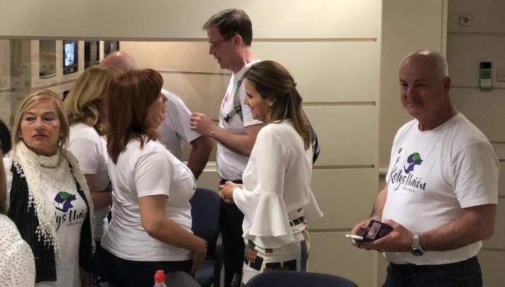 La senadora charra junto a varios integrantes de asociaciones que reclaman la mejora de las condiciones de las camareras de piso.