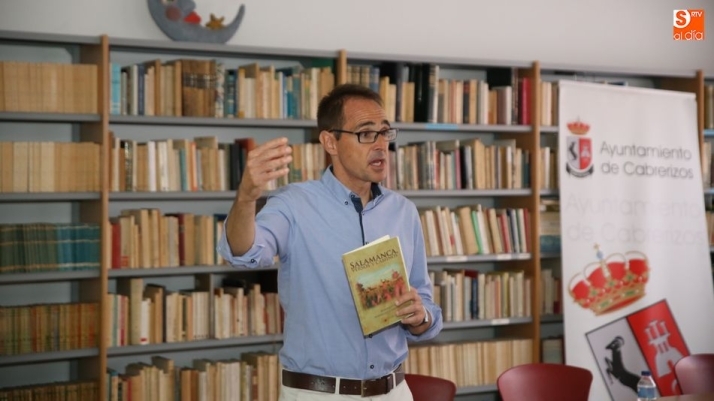 Armando Manrique, durante la presentación de su libro en Cabrerizos. Foto: Alberto Martín