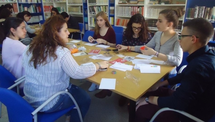 Un grupo de participantes en el taller realizan la actividad.