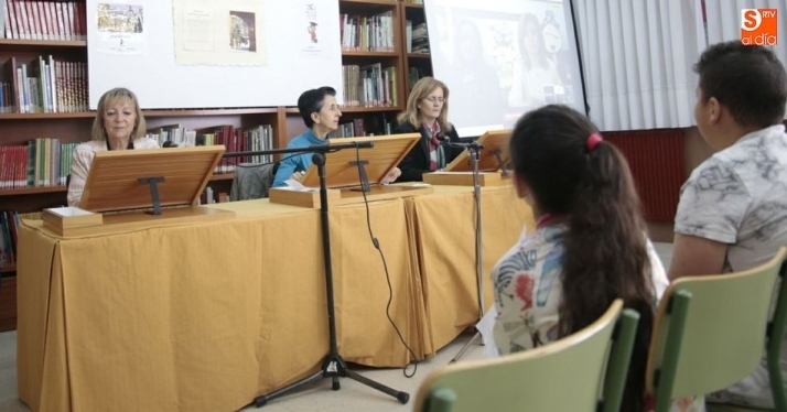 Lectura colectiva en la biblioteca del colegio Lazarillo de Tormes