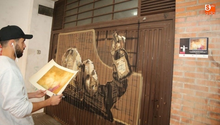 Uno de los artistas observa las evoluciones de su obra. Fotos: Alberto Martín